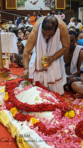 06 El primogenito de Damayanti Amma Suresh Kumar ofrecio Ganga Jal al cuerpo como parte de los ultimos rituales