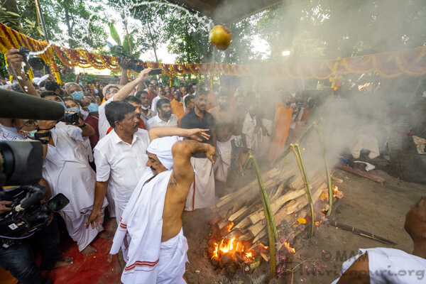 19 Suresh Kumar primogenito de Damayanti Amma arrojo un coco a la pira como parte de los ultimos ritos