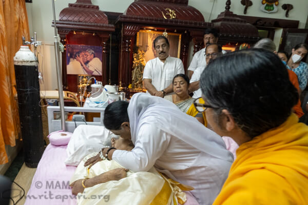 Amma besa el cuerpo de Damayanti Amma