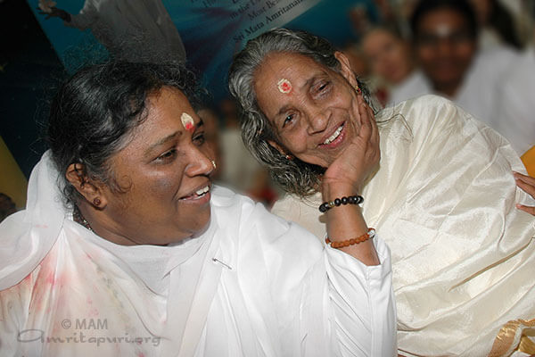 Amma con Damayanti Amma foto de archivo