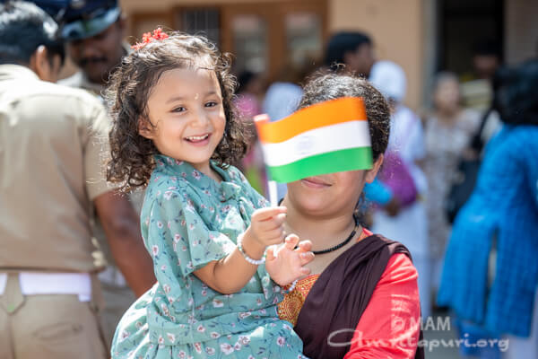 2023 Amma iza la bandera en la 77 celebracion del Dia de la Independencia de India 05
