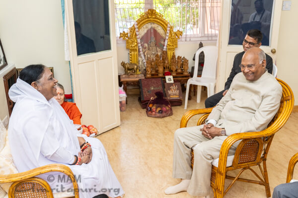 2023 El ex presidente de India Sri Ramnath Kovind vuelve de visita a Amritapuri 01