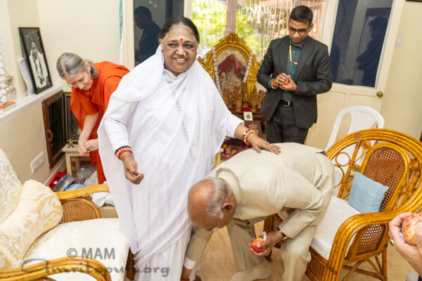 2023 El ex presidente de India Sri Ramnath Kovind vuelve de visita a Amritapuri 02