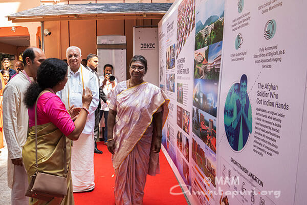 2023 La presidenta india Droupadi Murmu visita a Amma 06