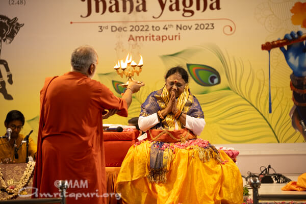 El final de la unica e historica Gita Jnana Yajna Amma 2023 05