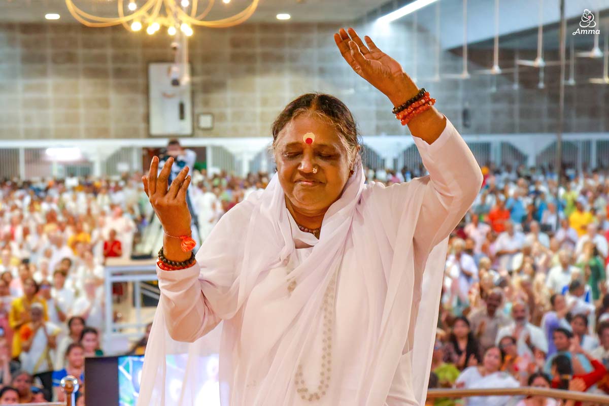 2024 Amma se levanto bailando durante las auspiciosas celebraciones de medianoche