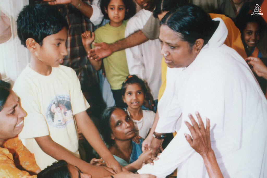 La respuesta inmediata de Amma en el tsunami de 2004 en el Oceano Indico