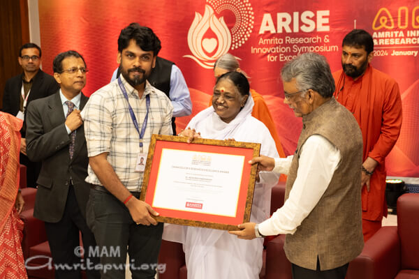 Premios a la Innovacion e Investigacion para honrar un cuerpo docente excepcional Ashram Amritapuri 2024 03