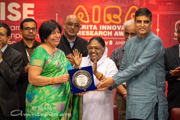 Premios a la Innovacion e Investigacion para honrar un cuerpo docente excepcional Ashram Amritapuri 2024 04