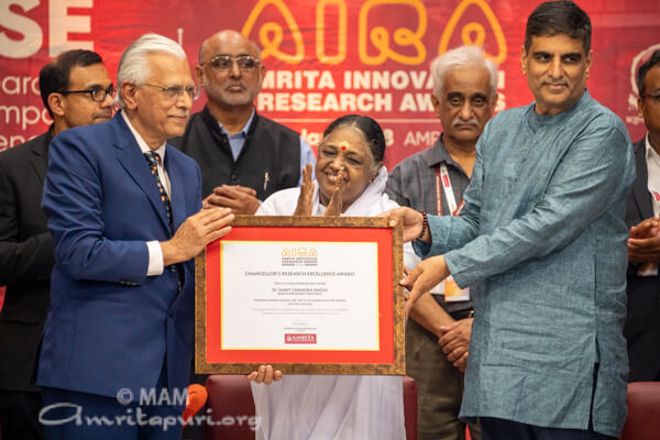 Premios a la Innovacion e Investigacion para honrar un cuerpo docente excepcional Ashram Amritapuri 2024 05