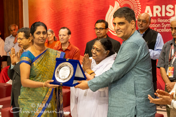 Premios a la Innovacion e Investigacion para honrar un cuerpo docente excepcional Ashram Amritapuri 2024 06