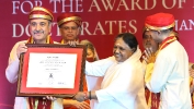 El Sr. T. Denny Sanford y el Prof. Pradeep Khosla reciben doctorados honorarios