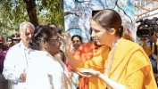 La honorable presidenta de la India, Droupadi Murmu, visita a Amma