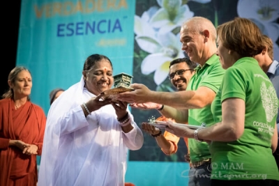 Corazón Solidario premió a Amma por su trabajo humanitario