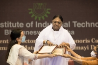 Amma recibe un doctorado del Instituto Kalinga