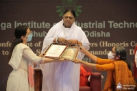 Amma recibe su tercer doctorado honoris causa