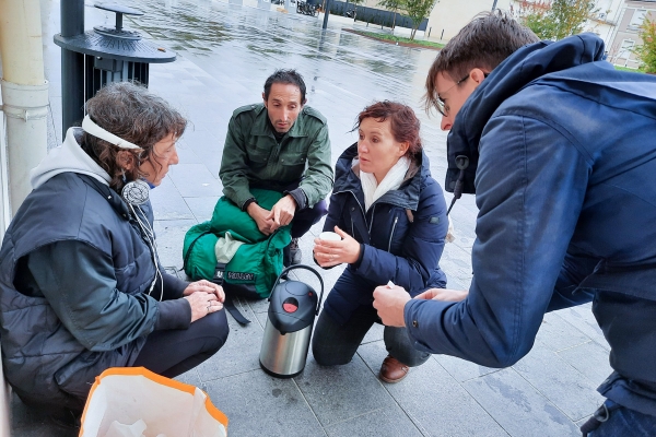 Ayudar a las personas sin hogar en Francia: ETW visita regularmente las calles de 10 ciudades