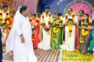 Amma dirige bodas gratuitas durante el Amritavarsham 70 para parejas con dificultades económicas