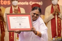 Els primers doctorats honoris causa d&#039;Amrita són per a un innovador economista mundial i un premi Nobel de la pau