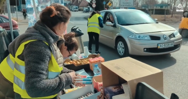 Manos que sirven a los demás: ayuda humanitaria a los refugiados de Ucrania