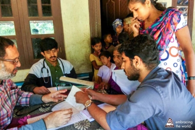 Equipos médicos desplazados a zonas rurales anegadas por las inundaciones de Kerala