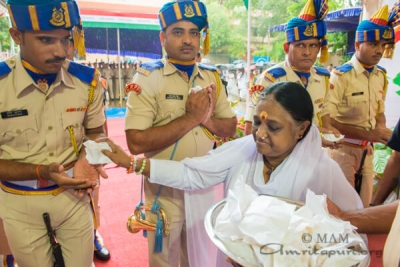 Amma da 6,400 euros a cada familia de los mártires CRPF, corazones valientes