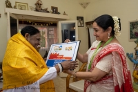Sandhya, la presidenta de W20, se reúne con Amma, presidenta de C20