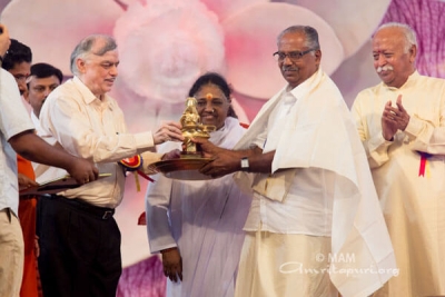 Ambalapuzha Gopakumar recibe el premio Amritakeerti Puraskar