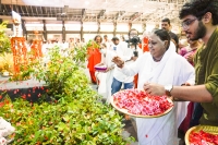 El festival de primavera de Kerala marca el lanzamiento de nuevas iniciativas medioambientales de Amma a escala mundial