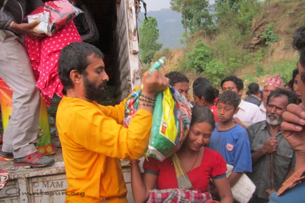 Ayudando a nuestras hermanas y hermanos en Nepal