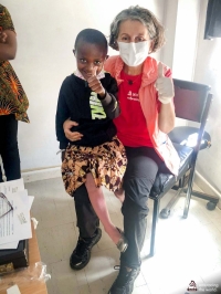Com la cirurgia ocular d’una nena a Kènia ens ensenya valentia