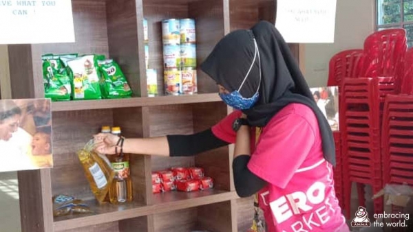 Los voluntarios en Malasia suministran alimentos a las personas necesitadas durante el confinamiento del país.
