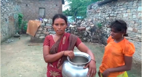 L&#039;esforç d&#039;equip porta aigua potable a un poble de l&#039;Índia