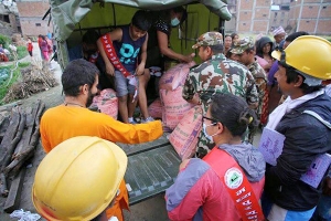 Sirviendo a las víctimas del terremoto de Nepal.