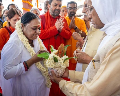 2026-03-18_shri-ram-raksha-yantra-ayodhya-mata-amritanandamayi-devi_1200x800_01c-1024x683