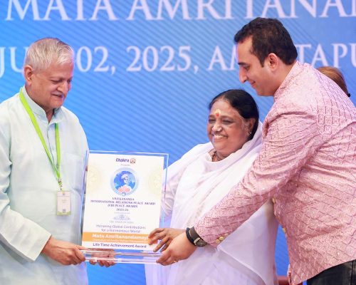 Amma distinguida con el Premio Paz Vivekananda de Relaciones Internacionales_01